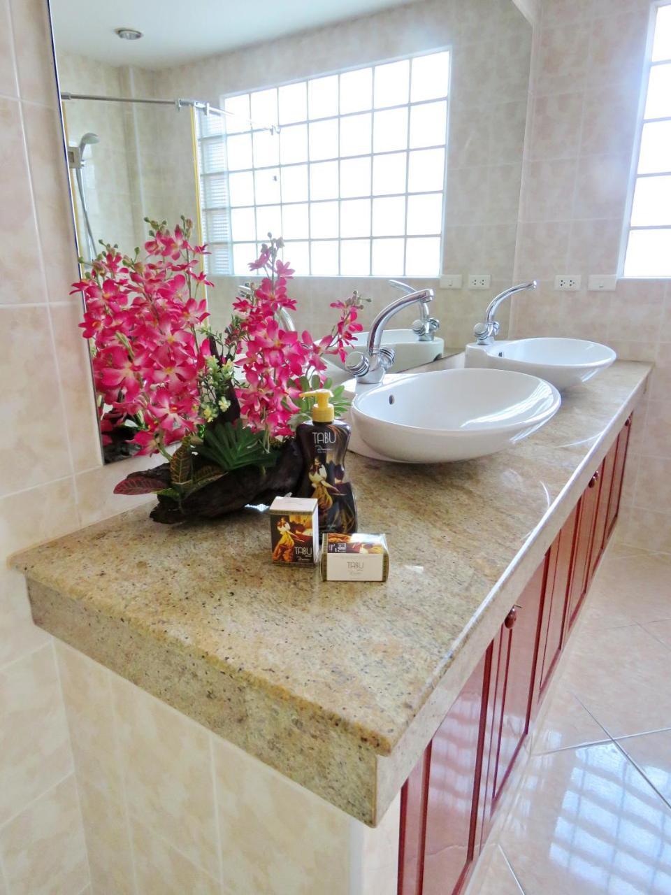 Butterfly Garden Boutique Residences Large Luxury Apts And Villas A Lifetsyle Destination By Neang, Everything You Need All Right Here 1-3 Bedrooms 110 To 190 Sq Mtrs, 2 Full Bathrooms, Rain Shower, Spa Bath, Bbq, Free Wifi, Staff 24-7, Close To Beac Pattaja Kültér fotó